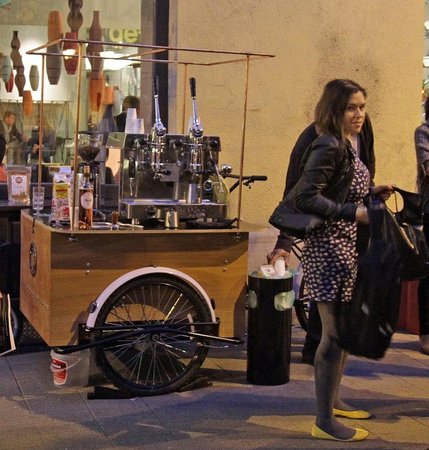 Pedalo Caffe, Triciclo operante come caffetteria ambulante operante a Budapest in Ungheria\\n\\n03/12/2015 23.36