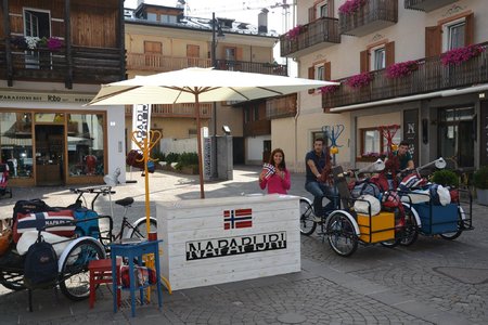Triciclo Pubblicitario utilizzato da Napapijri come promozione dei prodotti Napapijri a Cortina\\n\\n03/12/2015 23.39