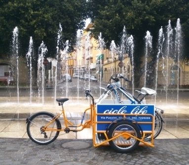 Triciclo Cargo Bike Porta Biciclette allestito per dare assistenza meccanica di biciclette a domicilio da Ciclo Life di Oristano\\n\\n11/12/2015 01.22