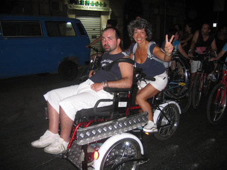 Triciclo allestito per trasporto di persone disabili su sedia a rotelle. Il triciclo opera in Siciclia\\n\\n04/12/2015 00.21