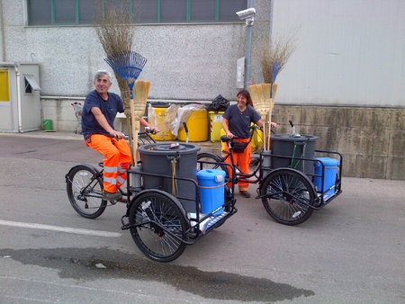 Triciclo Portabidoni Cargo Bike per operatori ecologici\\n\\n30/11/2016 22.13