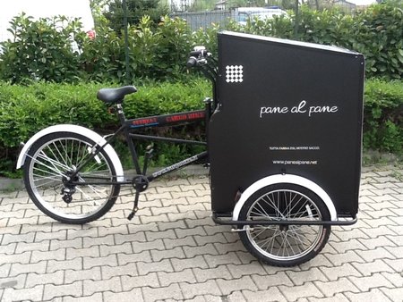 Il triciclo per consegnare pane a domicilio. Bicicletta del panettiere.\\n\\n30/11/2016 22.20