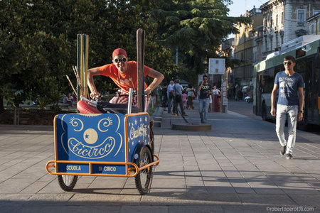 Triciclo per artisti di strada, ora il circo in strada si fa pedalando\\n\\n11/12/2015 01.28